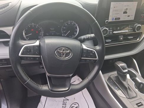 Used 2023 Toyota Highlander LE AWD/4WD image 13