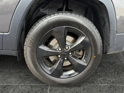 Used 2018 Jeep Cherokee Latitude w/ Altitude Package AWD/4WD image 11