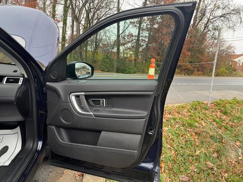 Used 2019 Land Rover Discovery Sport SE image 31