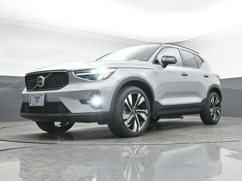 Used 2024 Volvo XC40 B5 Plus w/ Protection Package Premier AWD/4WD image 13