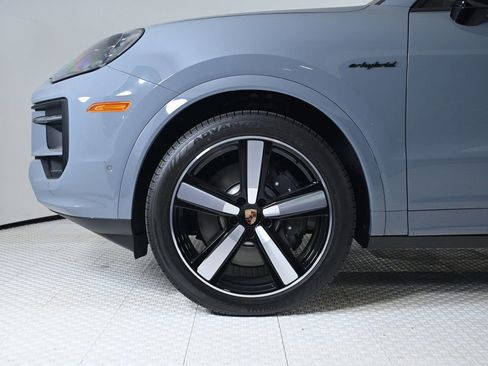 Certified 2025 Porsche Cayenne E-Hybrid Coupe image 30