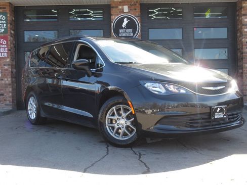 Used 2020 Chrysler Voyager Lxi image 2