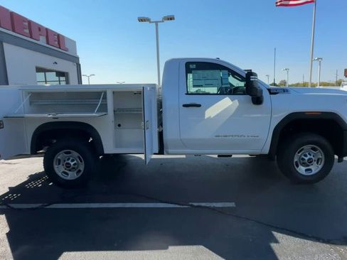Used 2024 GMC Sierra 2500 Pro w/ Convenience Package image 9