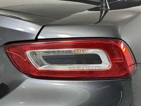 Used 2018 FIAT 124 Spider Classica w/ Technology & Siriusxm Group RWD image 23