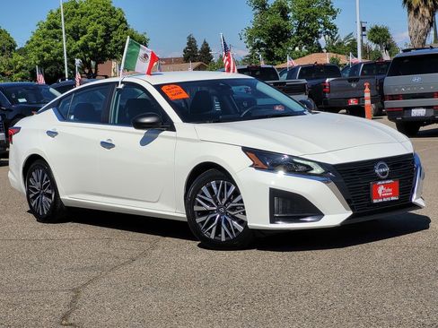 Used 2025 Nissan Altima 2.5 SV FWD image 2