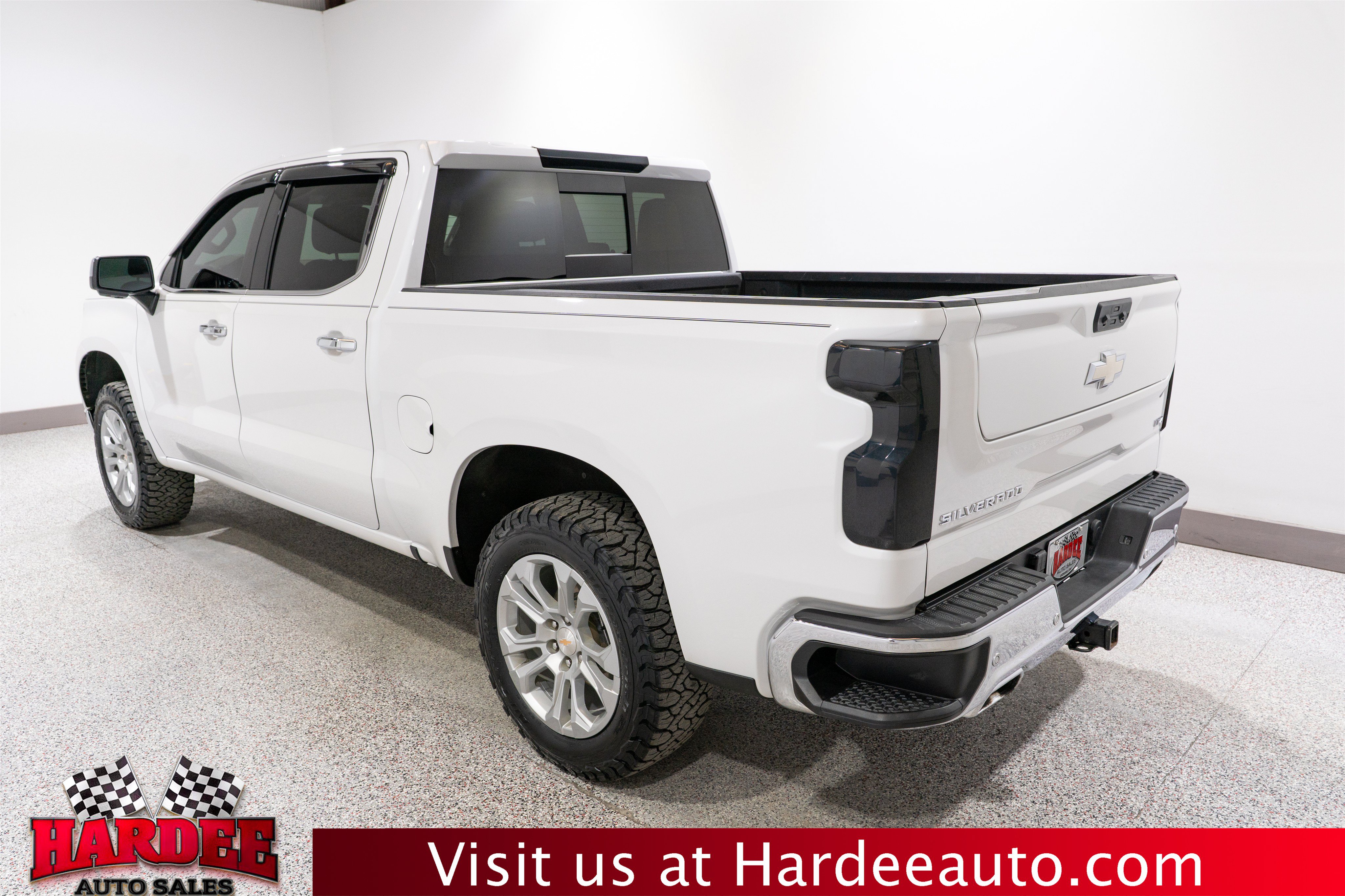 Used 2025 Chevrolet Silverado 1500 LTZ AWD/4WD image 3