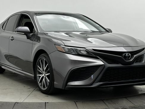 Used 2022 Toyota Camry SE image 3