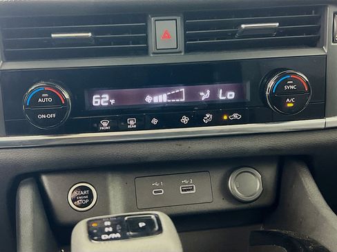 Used 2023 Nissan Rogue SV image 15