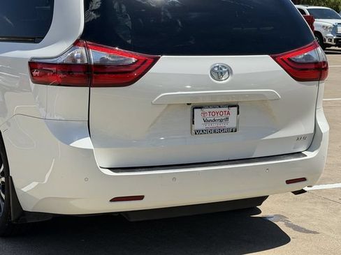 Used 2020 Toyota Sienna XLE w/ XLE Navigation Package FWD image 6