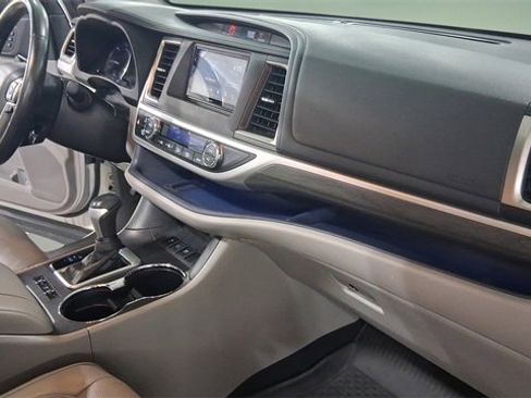 Used 2017 Toyota Highlander Limited image 19