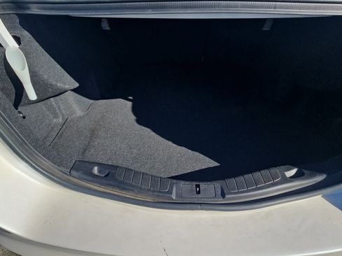 Used 2017 Ford Fusion SE w/ Fusion SE Technology Package image 9