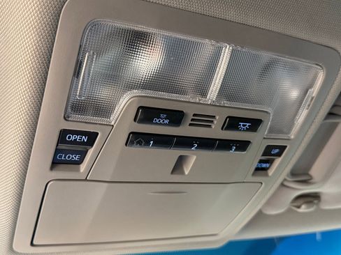 Used 2015 Toyota Camry SE w/ Moonroof Package image 31