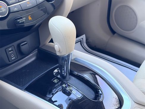 Used 2015 Nissan Rogue SV image 17