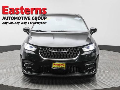 Used 2023 Chrysler Pacifica Touring-L FWD image 2