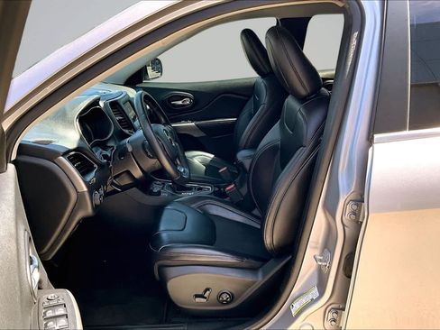 Used 2019 Jeep Cherokee Latitude Plus w/ Comfort/Convenience Group AWD/4WD image 11