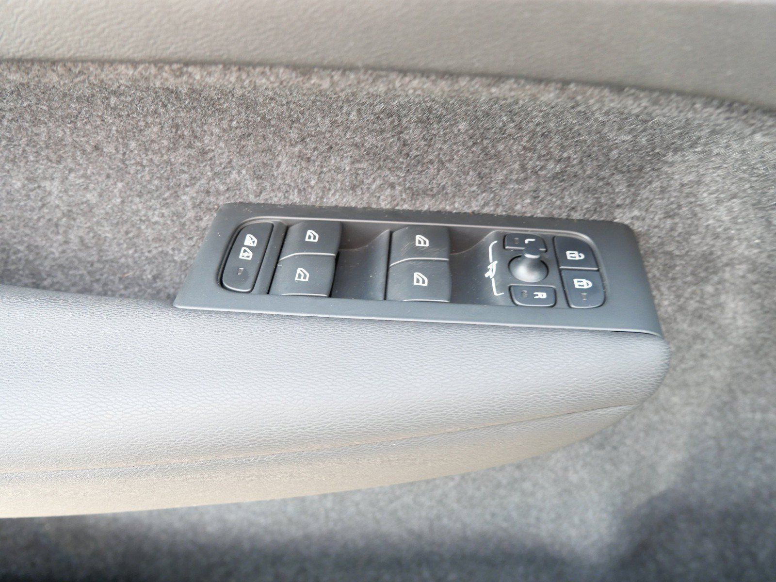 Used 2023 Volvo XC40 Recharge Plus w/ Protection Package Premier AWD/4WD image 16