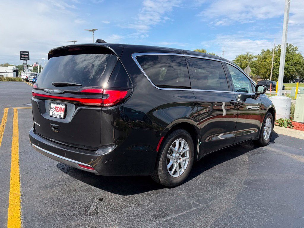 Used 2024 Chrysler Pacifica Touring-L FWD image 7