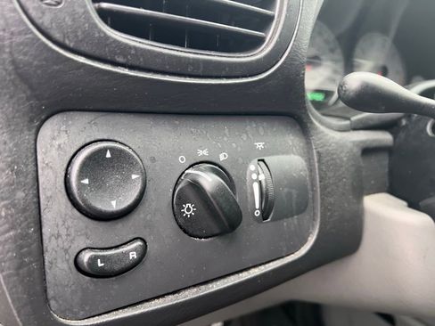 Used 2007 Chrysler Town & Country Touring image 12