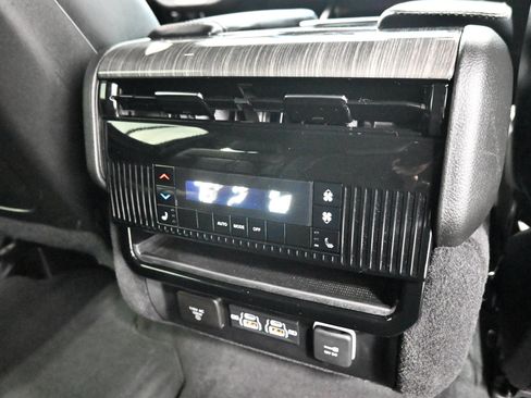 Used 2022 Jeep Wagoneer Series III AWD/4WD image 31