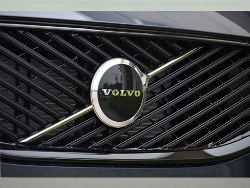 Certified 2026 Volvo XC60 B5 Core w/ Protection Package Premier image 11