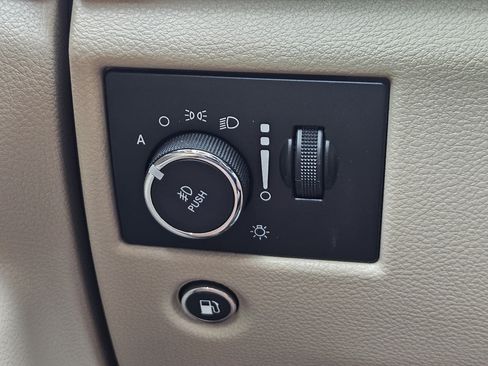 Used 2019 Jeep Grand Cherokee Overland AWD/4WD image 22