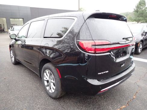 New 2026 Chrysler Pacifica Select AWD/4WD image 3