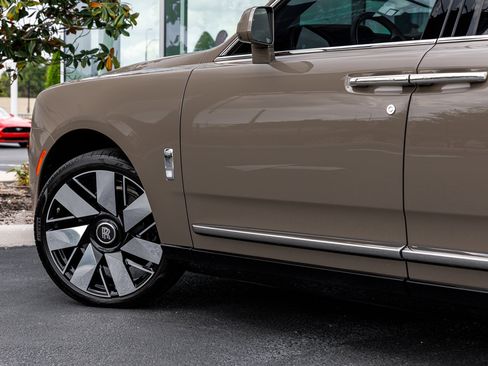 Certified 2025 Rolls-Royce Cullinan AWD/4WD image 13