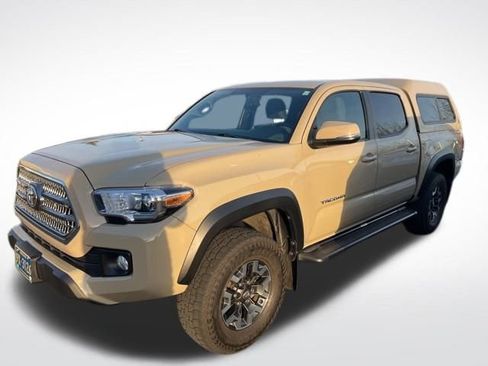 Used 2016 Toyota Tacoma TRD Off-Road image 4