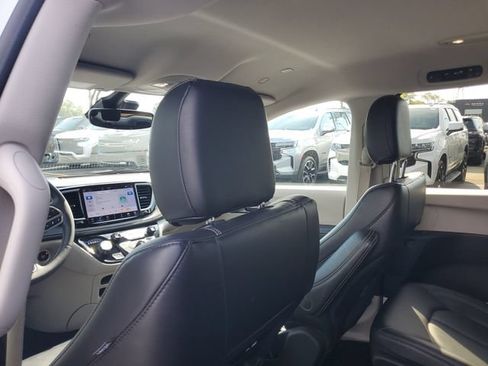 Used 2024 Chrysler Pacifica Limited FWD image 11