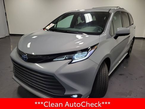 Used 2025 Toyota Sienna XLE Woodland Edition image 4