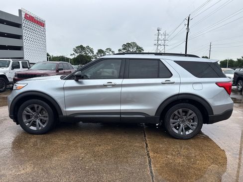 Used 2022 Ford Explorer XLT w/ Equipment Group 202A image 5