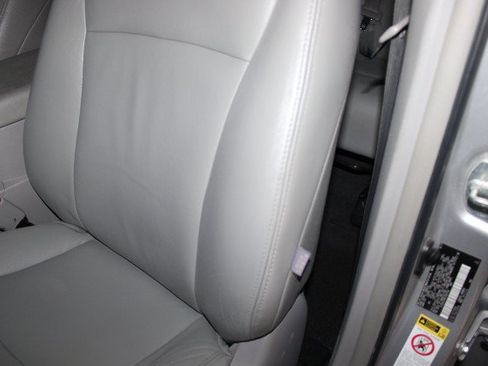 Used 2012 Toyota Highlander FWD w/ Tech Pkg image 13