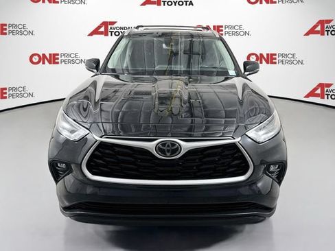 Used 2022 Toyota Highlander XLE FWD image 2