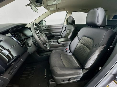 Used 2024 Nissan Pathfinder SV image 13