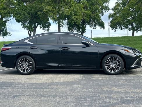 Used 2025 Lexus ES 300h w/ Premium Package image 3