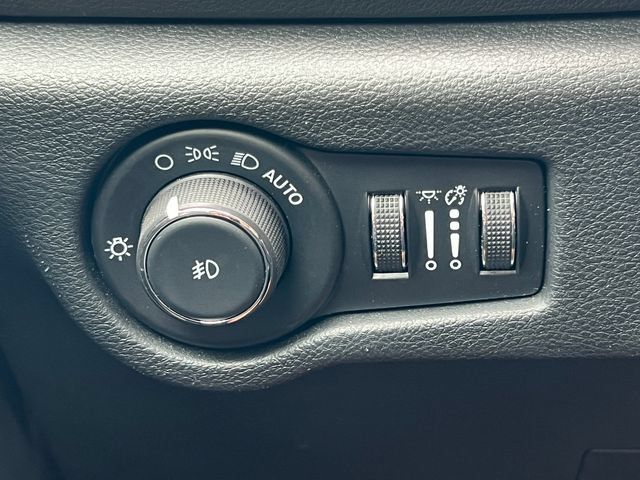 Used 2025 Chrysler Pacifica Select FWD image 19