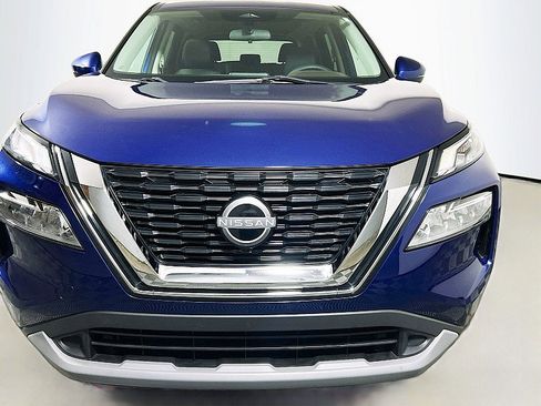 Used 2022 Nissan Rogue SV image 2