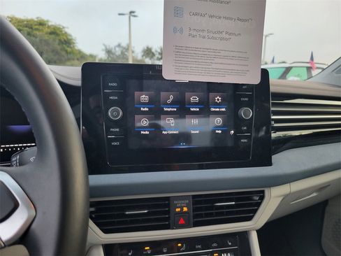 Certified 2025 Volkswagen Jetta SE w/ Sunroof Package image 22