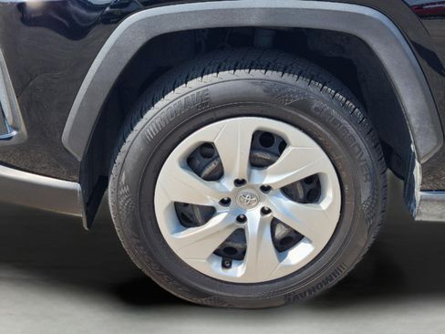 Used 2019 Toyota RAV4 LE FWD image 9