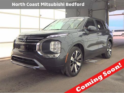 Used 2025 Mitsubishi Outlander SE image 1