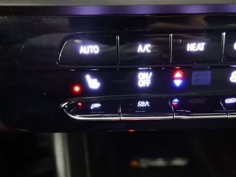 Used 2022 Chevrolet Bolt EUV LT w/ Comfort Package image 41