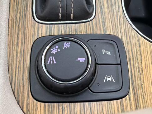 Used 2019 GMC Acadia Denali w/ Technology Package FWD image 46