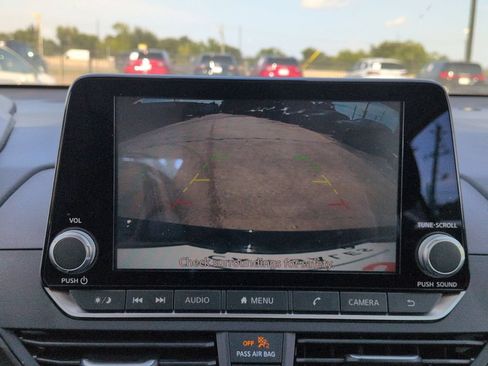 Used 2025 Nissan Altima 2.5 SV FWD image 17