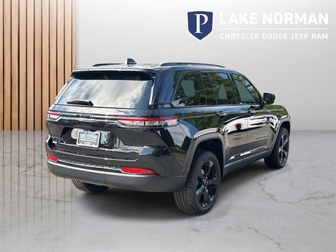 New 2025 Jeep Grand Cherokee Limited w/ Black Appearance Package image 9