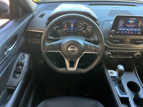 Used 2025 Nissan Altima 2.5 SV FWD image 15
