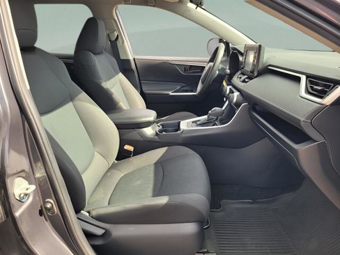 Used 2021 Toyota RAV4 LE image 18