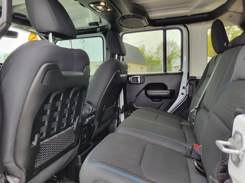 Used 2021 Jeep Wrangler Unlimited Rubicon 4xe w/ Cold Weather Group AWD/4WD image 18