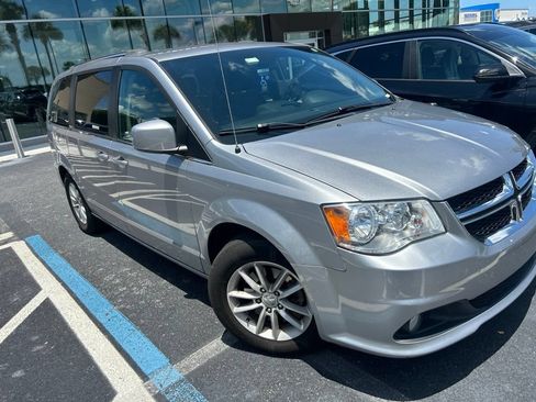 Used 2018 Dodge Grand Caravan SXT FWD image 2