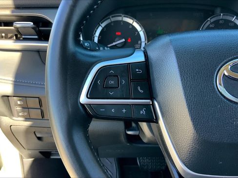 Used 2022 Toyota Highlander XLE AWD/4WD image 23