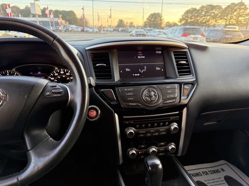 Used 2017 Nissan Pathfinder SV image 9